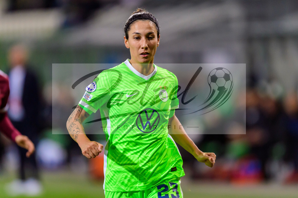 WOBSER20211013_050 | Fussball, Frauen: Sara Doorsoun (VfL Wolfsburg) schaut beim Spiel der UEFA Women´s Champions League zwischen VfL Wolfsburg und Servette FC im AOK-Stadion am 13.10.2021 in Wolfsburg, Deutschland. - Realisiert mit Pictrs.com