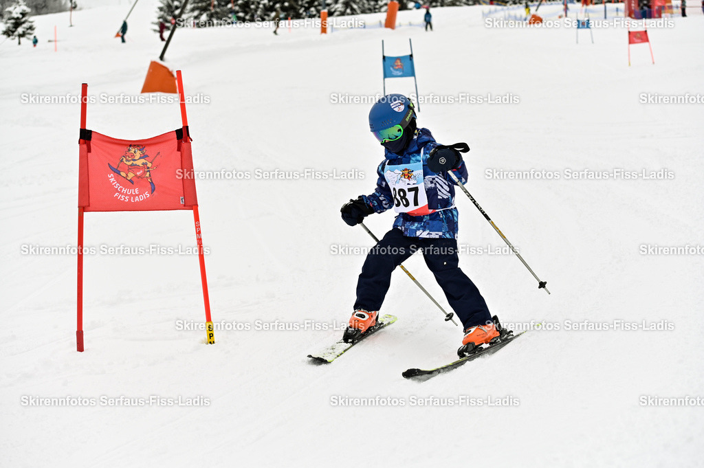 SRF_20.02.2026_1148 | Skirennfotos,Serfaus,Fiss,Ladis,Kinderskirennen,Winter,Tirol,Oberland,skirace,SFL,feelfree,weil wir's genießen,ski,Ski,skifahren,Sonnenplateau, - Realisiert mit Pictrs.com