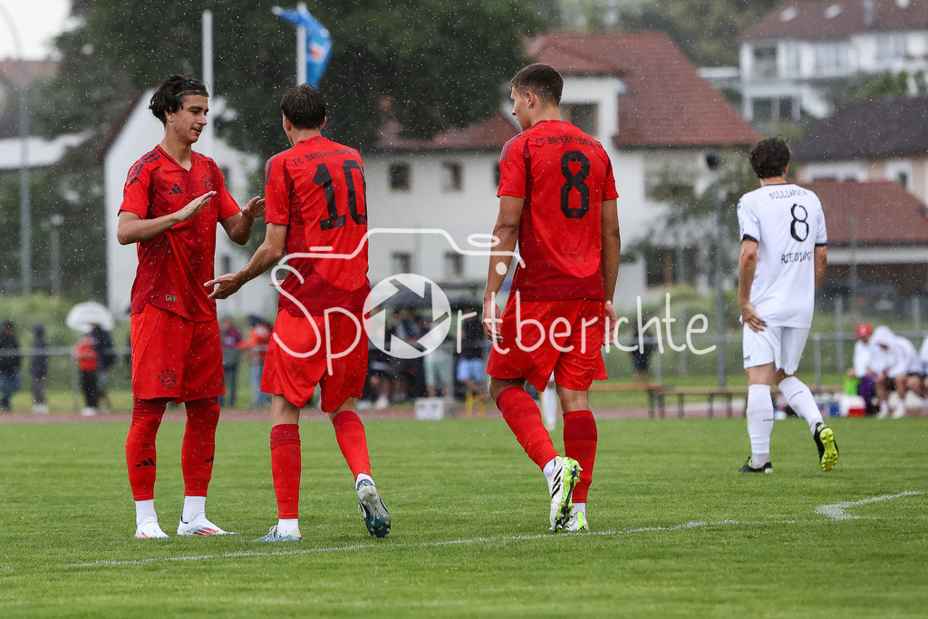 SSV Dillingen - FC Bayern Amateure | Die Bayern jubeln ueber einen Treffer beim Testspielerfolg in Dillingen