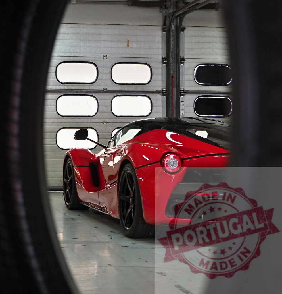 Red Ferrari LaFerrari showing rear in garage | Red Ferrari LaFerrari sports car parking inside a modern garage - Realisiert mit Pictrs.com