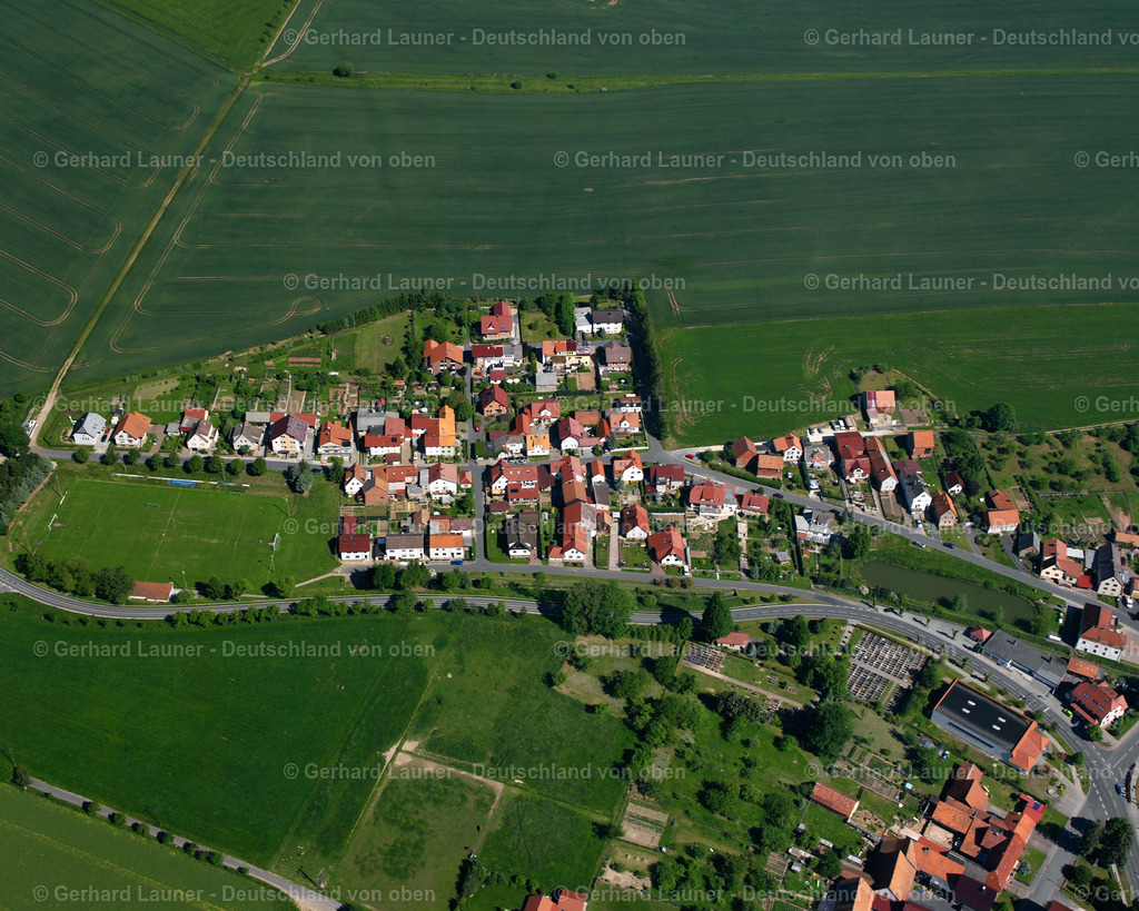 2634015 | SIEMERODE 09.06.2006 Landwirtschaftliche Nutzflächen und Feldgrenzen  umsäumen das Siedlungsgebiet des Dorfes in Siemerode im Bundesland Thüringen, Deutschland // Agricultural land and field boundaries surround the settlement area of the village  in Siemerode in the state Thuringia, Germany Foto: Gerhard Launer
