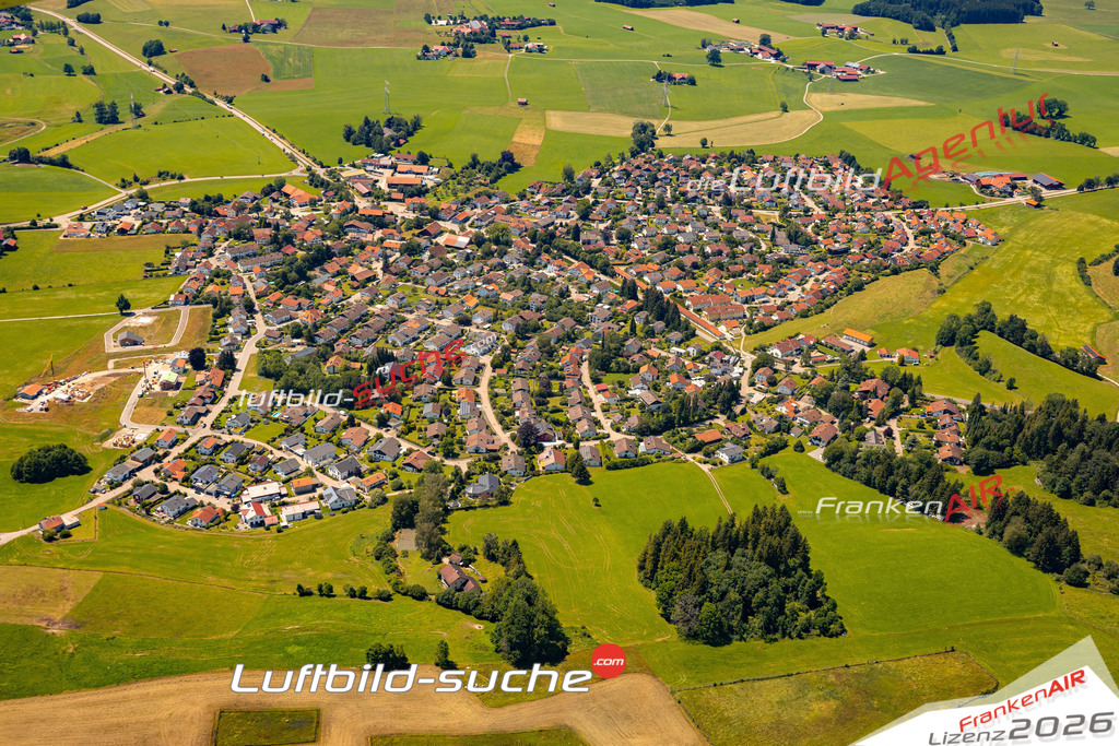 Das Luftbild zeigt : Börwang Haldenwang - Die Luftaufnahme wurde 2024 vom UL-Flugzeug aus erstellt ( keine Drohne ) - Hochauflösende Luftaufnahme - Für grossformatige Ausdrucke geeignet. Die Geschenkidee !Mit Lizenz und Bildrechte bestellbar