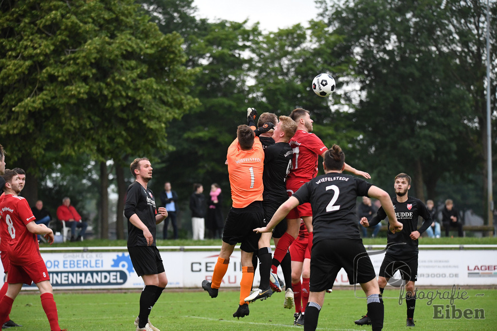 SVE Wiefelstede-TV Metjendorf | Herren Kreisliga; SVE Wiefelstede (schwarz)-TV Metjendorf (rot) am 31.05.2024; in Wiefelstede (Am Breeden), Photo: Philip Eiben 2024 - Realisiert mit Pictrs.com
