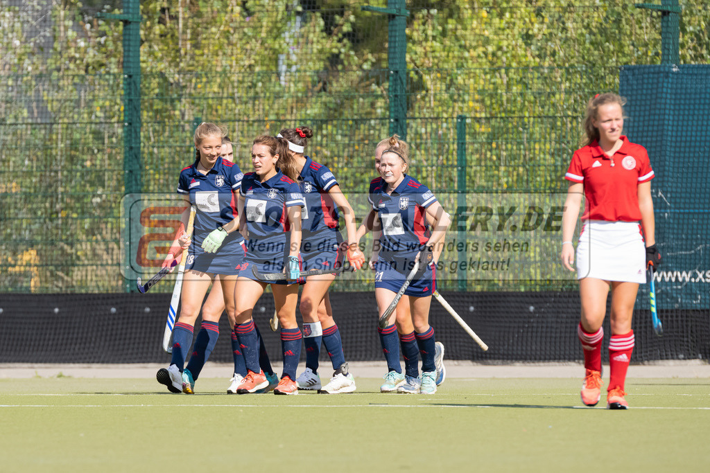 HK_20220925_100122 | 1. Bundesliga Damen Düsseldorfer HC - Berliner HC  am 25.9.2022 DHC Düsseldorf, Düsseldorf , Tessa Schubert ( Düsseldorfer HC #28 ) , Sophia Schwabe ( Düsseldorfer HC #18 ) , Maike Schaunig ( Düsseldorfer HC #21 )