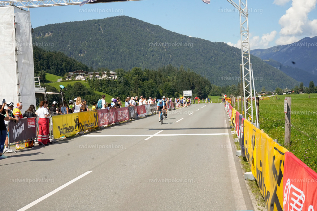 787_20230817_Bewerb_Maenner_Muehlanger | AUT - OESTERREICH, 2023-08-16: SPORT RENNRAD-FAHREN - 55. INTERNATIONALER RADWELTPOKAL IN ST. JOHANN IN TIROL  - Vintage-Radrennen mit WM-Bronze-Medaillen-Siegerin Christina Schweinberger, den Teilnehmer und Alexander Baumann (vom Orginastions-Team) - TAG 2 BEWERB MAENNER IN SECHS GRUPPEN  ; Foto: Roland Muehlanger