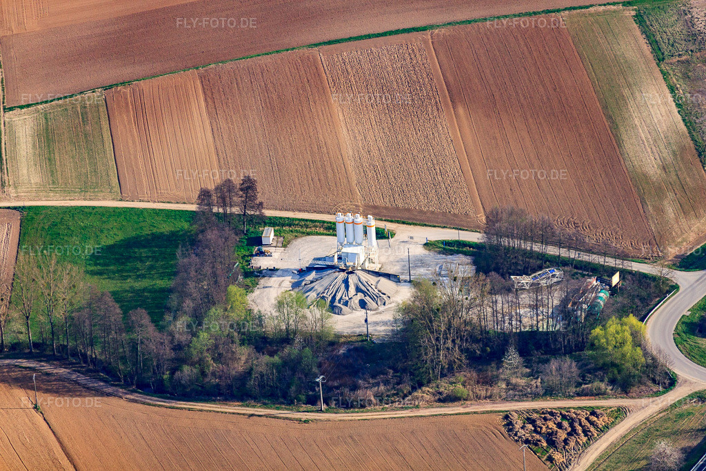 Luftbild: Centrale à béton Hoffen Unibéton in Hoffen im Bundesland Bas-Rhin in Frankreich. – Foto: IMG_63812.jpg vom 30.03.2014 durch Werner Riehm/FLY-FOTO.de – Auflösung des Originals: 4752 x 3168 px – WWW.UNIBETON.FR