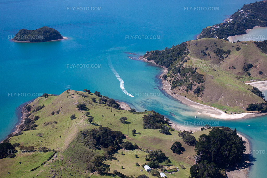 Aerial view: View of the town in Whanganui Island in the state Waikato, New Zealand. – Photo: IMG_55730.jpg taken on 01/12/2013 by Werner Riehm/FLY-FOTO.com – Resolution of the original: 4752 x 3168 px