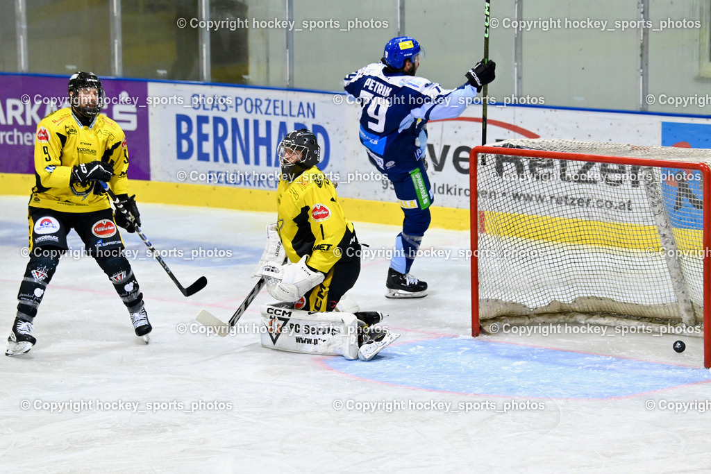 ESC Steindorf vs. MET PHOTOVOLTAIK HORNETS SPITTAL | #9 Essmann Kevin EC Hornets Spittal, Jubel #79 Petrik Benjamin ESC Steindorf, #1 Zauchner Rene EC Hornets Spittal, ESC Steindorf vs. MET PHOTOVOLTAIK HORNETS SPITTAL, ESC Steindorf vs. MET PHOTOVOLTAIK HORNETS SPITTAL am 26.10.2024 in Steindorf (Ossiachersee Halle), Austria, (Photo by Bernd Stefan)