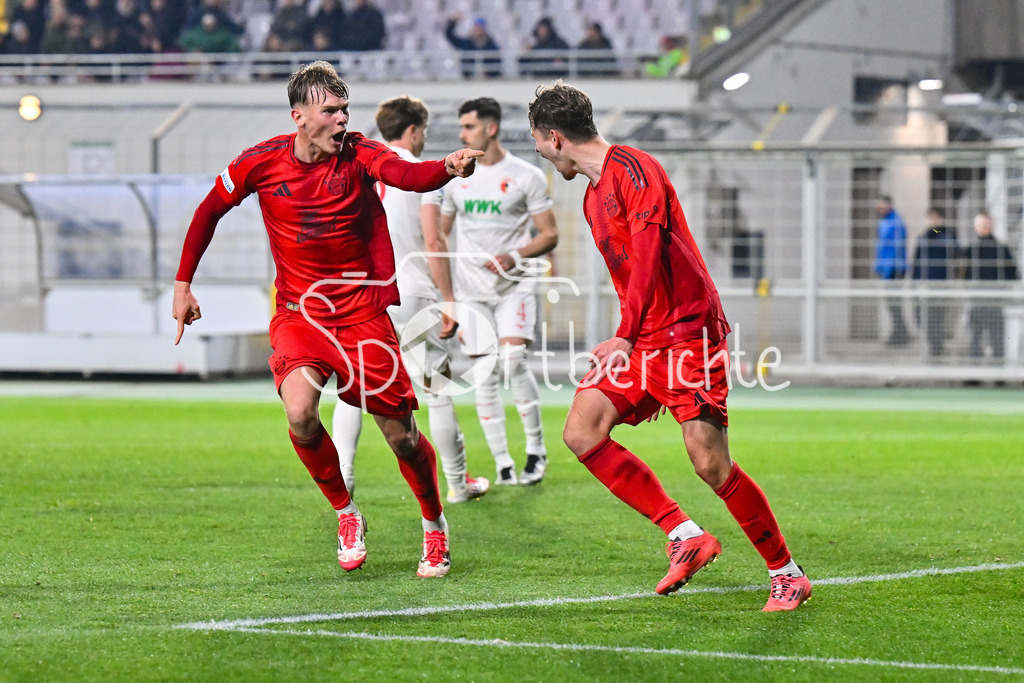 FC Bayern Amateure - FC Augsburg II | Jubel der kleinen Bayern nach dem Treffer zum 1-1 durch Gabriel MARUSIC (FC Bayern München II #5) / Tor / Torschuetze / Freude / Happy / Regionalliga Bayern: FC Bayern Muenchen II - FC Augsburg II, Gruenwalder Stadion am 14.03.2025