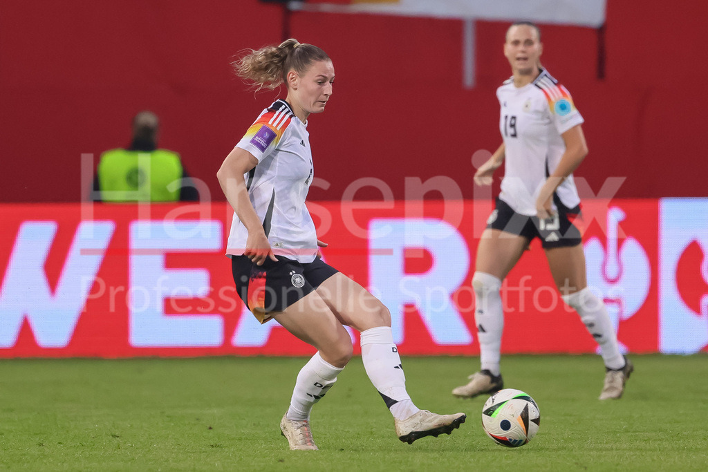 Fussball, EM-Qualifikation Frauen, Deutschland - Polen | v.li.: Sarai Linder (Deutschland, DFB, 2) am Ball, Einzelbild, Ganzkörper, Aktion, Action, Spielszene