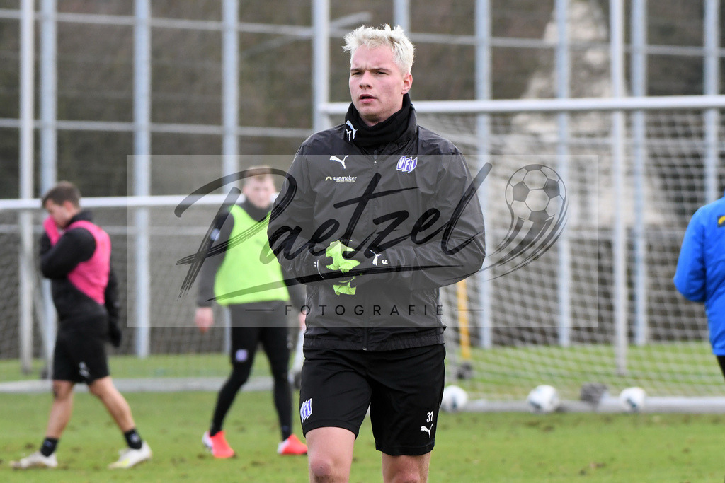 20200130_TRAOSN_0093 | Fußball, Herren: Niklas Schmidt (VfL Osnabrueck) schaut waehrend der Trainingseinheit des VfL Osnabrueck im Sportpark Illoshoehe am 30.01.2020 in Osnabrueck, Deutschland. - Realisiert mit Pictrs.com