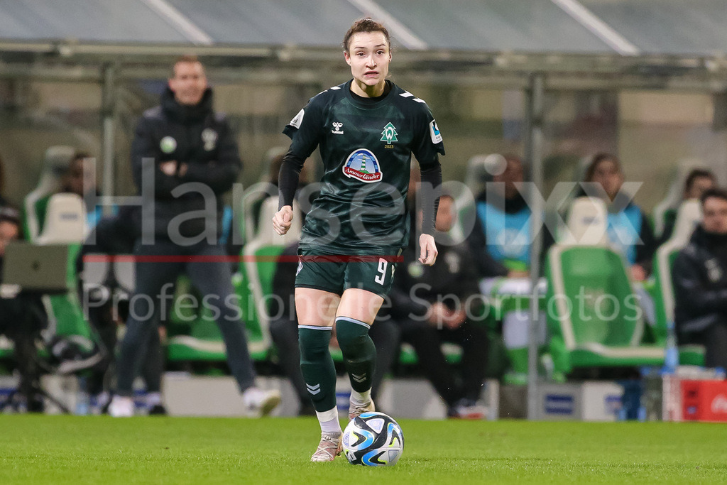 Fussball, Google Pixel Frauen-Bundesliga, VfL Wolfsburg - SV Werder Bremen | v.li.: Sophie Weidauer (SV Werder Bremen, 9) am Ball, Freisteller, Einzelbild, Ganzkörper, Aktion, Action, Spielszene, DIE DFB-RICHTLINIEN UNTERSAGEN JEGLICHE NUTZUNG VON FOTOS ALS SEQUENZBILDER UND/ODER VIDEOÄHNLICHE FOTOSTRECKEN. DFB REGULATIONS PROHIBIT ANY USE OF PHOTOGRAPHS AS IMAGE SEQUENCES AND/OR QUASI-VIDEO.