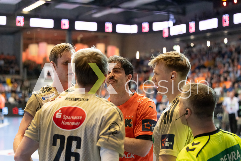 Handball I Herren I Saison 2025-2026 I EHF EUROPEAN LEAGUE 2025/26 | Men I Main Round I 2. Spieltag I Kadetten Schaffhausen - TSV Hannover-Burgdorf I 24.02.2026 | 54 Justus Fischer (DE) (TSV Hannover-Burgdorf) – Kreisläufer  //  22 Marian Michalczik (DE) (TSV Hannover-Burgdorf) – Rückraum mitte  //  13 Juan Castro Alvarez (ES) (Kadetten Schaffhausen) – Rückraum mitte - Realisiert mit Pictrs.com