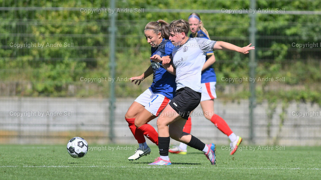Holstein Kiel vs SV Meppen | Samanta Carone (Holstein #7) / Lea Mauly (Meppen #19) / Fußball-DFB-Pokal Play-Off-Runde Frauen 2025/2026 / Holstein Kiel vs SV Meppen / Citti Fussball Park - Projensdorf / Kiel / 17.08.25 - Realisiert mit Pictrs.com