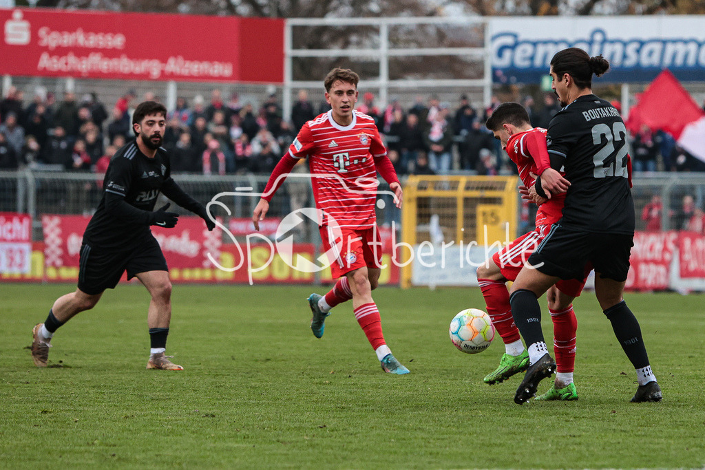 SV Vikoria Aschaffenburg - FC Bayern Amateure | Grant-Leon RANOS (FCB #22) im Duell mit Hamza BOUTAKHRIT (SVVA #22)