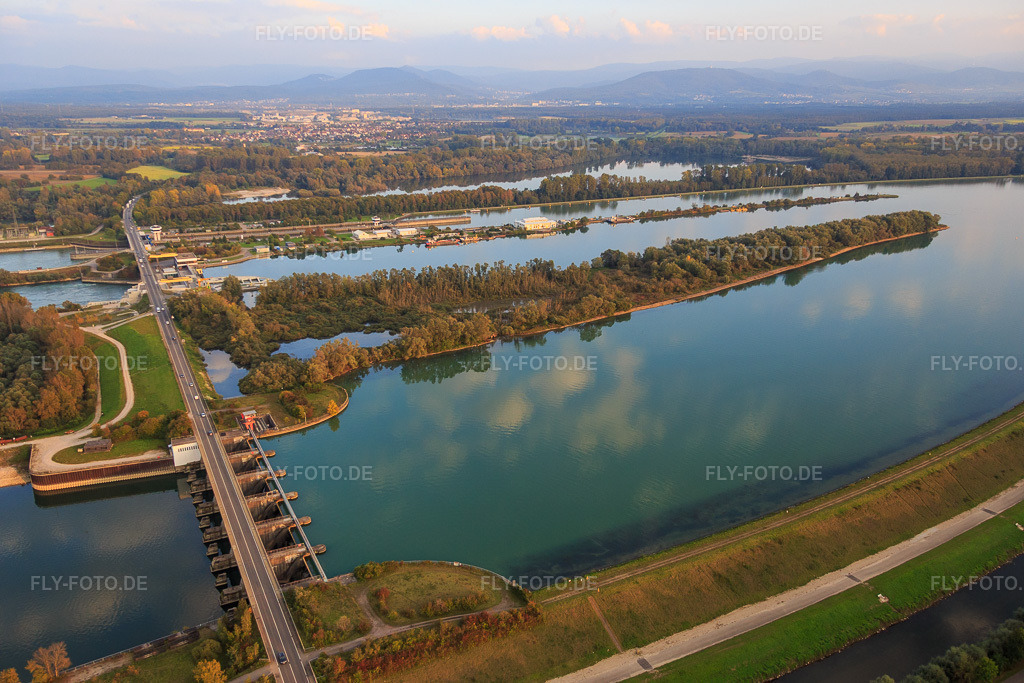 Luftbild: Rheinschleuse Iffezheim mit Brücke nach Frankreich in Iffezheim im Bundesland Baden-Württemberg in Deutschland. Foto: IMG_074417.jpg vom 04.10.2014 durch Werner Riehm/FLY-FOTO.deWWW.WSA-OBERRHEIN.WSV.DE