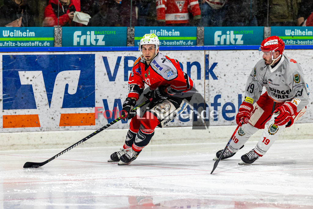 TSV Peißenberg Miners vs TEV Miesbach | Eishockey Bayernliga 2023/2024, TSV Peißenberg Miners vs TEV Miesbach, 20240202,
Dominic KRABBAT (Miners 87) am Puck,
2024-02-02 in Peißenberg (Eisstadion)
87 Dominic KRABBAT (Miners 87), 19 Stefan MECHEL (TEV 19)
Copyright: WolfgangxLindner foto-lindner.de