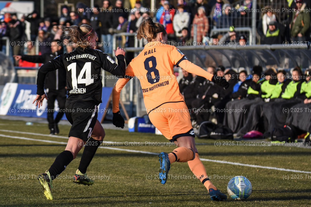 Fussball-BL Frauen 1. FFC Frankfurt vs. TSG 1899 Hoffenheim | Groenen Jackie #14 (1.FFC Frankfurt), Maximiliane Rall #8 (TSG 1899 Hoffenheim); Fussball-BL Frauen 1. FFC Frankfurt vs. TSG 1899 Hoffenheim, Fussball-Bundesliga Frauen am 24.02.2018 im Stadion am Brentanobad in Frankfurt/Main, (Deutschland) - Realisiert mit Pictrs.com