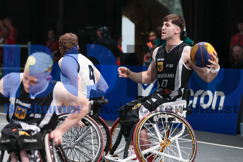 SES_TTG3X320250718-2800 | bond - Realisiert mit Pictrs.com