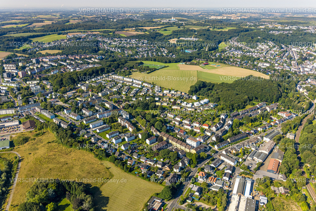 Velbert240812029Neviges | Luftbild, Wohngebiet Schriftsteller-Siedlung Goethestraße mit evang. Kirche Gemeindezentrum Siepen und gelb-rotem Kirchturm, Fernsicht, Neviges, Velbert, Ruhrgebiet, Nordrhein-Westfalen, Deutschland
