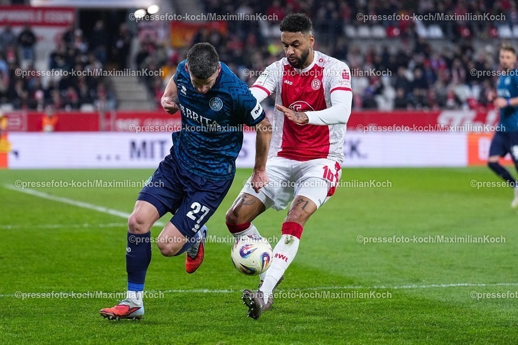 xYDRx01022601027 | 01.02.2026, xydrx, Fußball, 3.Liga, Rot-Weiss Essen - SV Wehen Wiesbaden, Saison 2025 2026, Stadion an der Hafenstraße: Jordy Gillekens (SV Wehen Wiesbaden #27) im Zweikampf gegen Ruben Reisig (Rot-Weiss Essen #16)    DFB regulations prohibit any use of photographs as image sequences and or quasi-video. Photo: xYannisxDreimannxPressefotoKochx