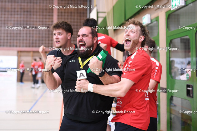 mls | Handball Bezirksliga Staffel 1 am 03.05.2026 in Schramberg-Sulgen (Kreissporthalle)SG Dunningen/Schramberg 2 - TV RottenburgTrainer Kevin Knobelspiess (mi) jubelt mit Nick Heberle (li) und John Vollmer (re, alle Rottenburg)FOTO: ULMER Pressebildagentur / Moritz LissxxNOxMODELxRELEASExx