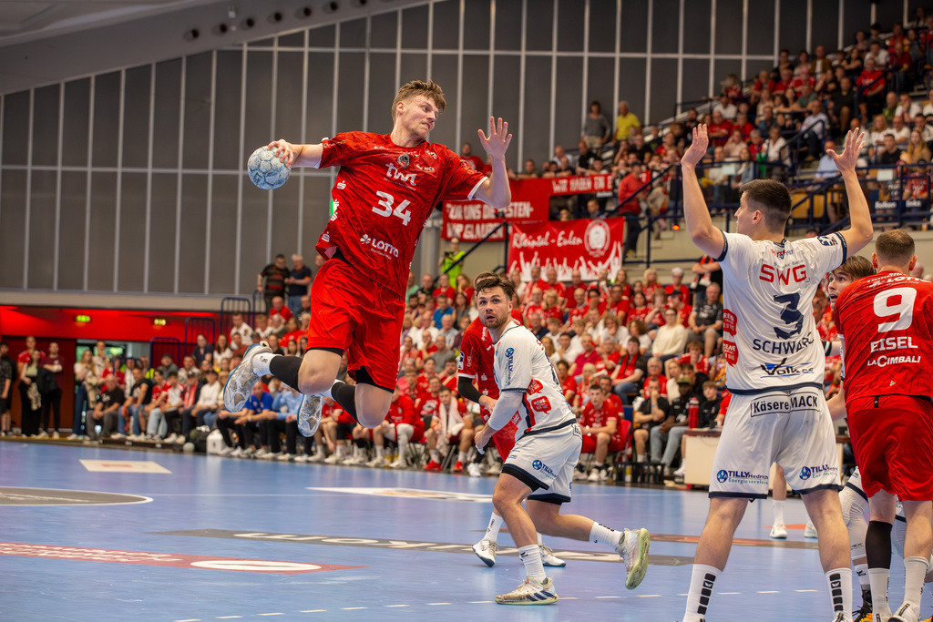 2. HBL (Handball-Bundesliga), 34. Spieltag: Eulen Ludwigshafen gegen TV 05/07 Hüttenberg***Sebastian Trost (34, Ludwigshafen) zieht ab | 2. HBL (Handball-Bundesliga), 34. Spieltag: Eulen Ludwigshafen gegen TV 05/07 Hüttenberg***Sebastian Trost (34, Ludwigshafen) zieht ab - Realisiert mit Pictrs.com
