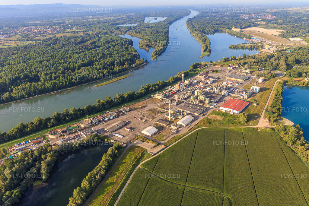 Vue aérienne: L'usine chimique d'Evonik Oil Additives SAS sur les rives du Rhin à Lauterbourg dans le département Bas Rhin, France. Photo: IMG_149483.jpg prise le 09/08/2025 par Werner Riehm/FLY-FOTO.euRésolution de l'original: 5472 x 3648 pxEvonik - Leading Beyond Chemistry