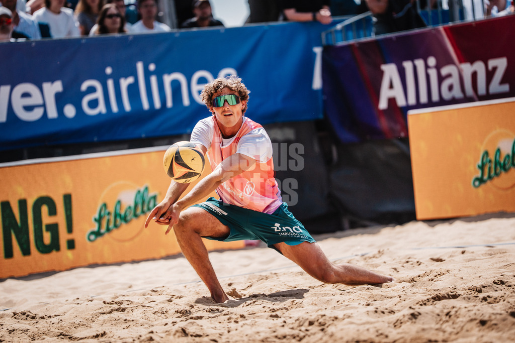 Beachvolleyball | Männer | Allianz German Beach Tour 2025 | Tourstop Düsseldorf | 17.05.2025 | Hennes Nissen nimmt den Ball an