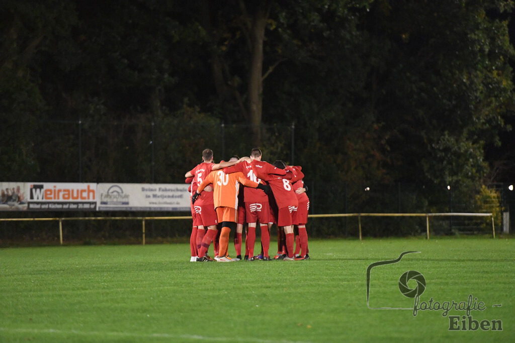TV Metjendorf-SV Ofenerdiek | Herren Kreisliga; TV Metjendorf (rot)-SV Ofenerdiek (blau) am 09.10.2024; in Metjendorf (Am Sportplatz), Photo: Philip Eiben 2024 - Realisiert mit Pictrs.com