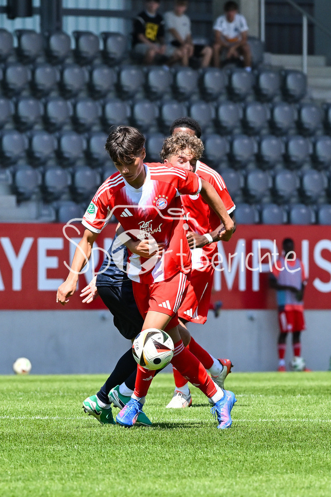 FC Bayern München U19 - SpVgg Unterhaching U19 | im Duell Roy SNIP (FCB #9) und Milan KODAJ (Hachig 8) / Zweikampf / U19 DFB-Nachwuchsliga: FC Bayern München U19 - SpVgg Unterhaching U19; FC Bayern Campus am 10.08.2025