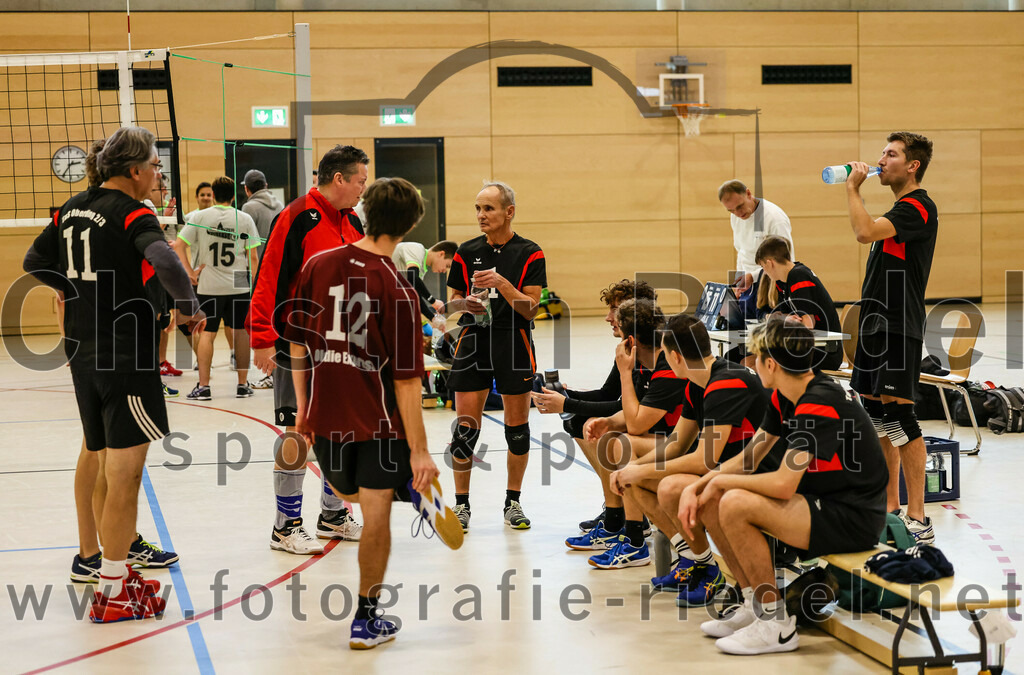 2021-11-27_096_TuS_Oberding_II_gegen_MTV_1881_Ingolstadt_III | Oberding, Deutschland, 27.11.2021:
Volleyball, Kreisliga 2021 / 2022, 5. Spieltag, TuS Oberding II gegen MTV 1881 Ingolstadt III, Endergebnis: 3:2

Gregor Bartkowski (TuS Oberding, #11), Lucas John (TuS Oberding, #12), Thomas Forster (TuS Oberding, #68), Andreas Ruß (TuS Oberding, #1), Hayden Lorenz (TuS Oberding, #9), Karl Scholz (TuS Oberding, #3), Corbinian Prell (TuS Oberding, #5), Nicolas Barbona (TuS Oberding, #6), Christoph Stegemann (TuS Oberding, #7)

Foto: Christian Riedel / fotografie-riedel.net