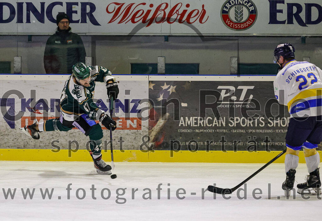 2025-12-05_156_TSV_Erding_gegen_Stuttgart_Rebels | Erding, Deutschland, 05.12.2025:Eishockey, Oberliga Süd 2025 / 2026, 23. Spieltag, TSV Erding gegen Stuttgart Rebels, Endergebnis: 5:6Marco Pfleger (Erding Gladiators, #47), Wyatt Schingoethe (Stuttgart Rebels, #22)Foto: Christian Riedel / fotografie-riedel.net