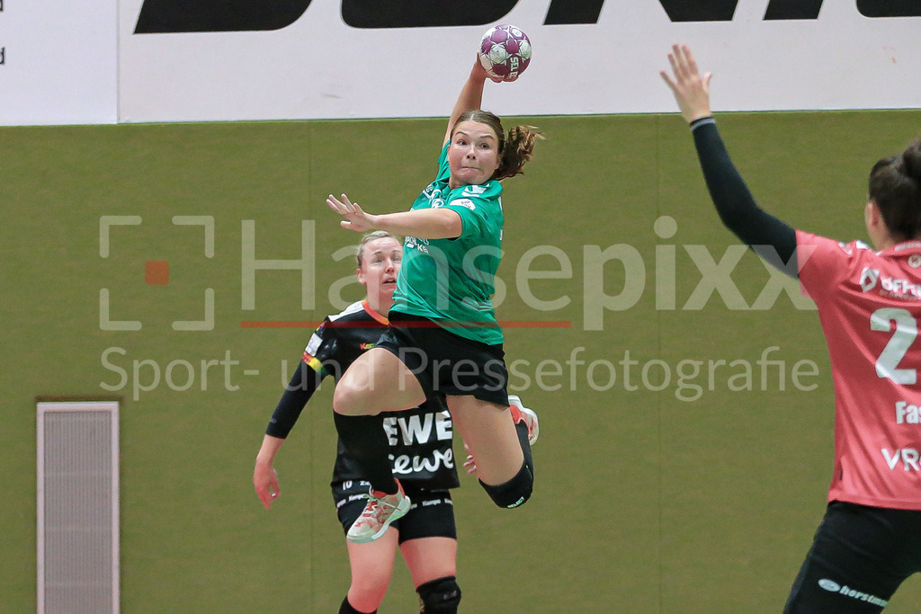 Handball, Testspiel Frauen, SV Werder Bremen - VfL Oldenburg | v.li.: Madita Probst (SV Werder Bremen, 6) beim Wurf, am Ball, Spielszene, Aktion, Action