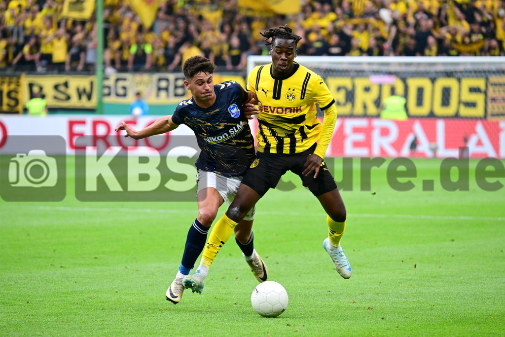 KBS Picture_PhoenixLuebeck-BorDortmund_010 | v.l. Sadrifar Valdemar (Phoenix Luebeck) , Bynoe-Gittens Jamie (Borussia Dortmund) , Sportplatz :  Volksparkstadion, - Realisiert mit Pictrs.com