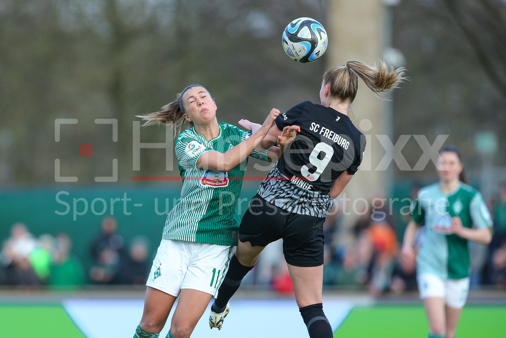 Fussball, Google Pixel Frauen-Bundesliga, SV Werder Bremen - SC Freiburg | v.li.: Maja Sternad (SV Werder Bremen, 11) und Janina Minge (SC Freiburg, 9) im Kopfballduell, Kopfball, Zweikampf, Action, Aktion, Spielszene, DIE DFB-RICHTLINIEN UNTERSAGEN JEGLICHE NUTZUNG VON FOTOS ALS SEQUENZBILDER UND/ODER VIDEOÄHNLICHE FOTOSTRECKEN. DFB REGULATIONS PROHIBIT ANY USE OF PHOTOGRAPHS AS IMAGE SEQUENCES AND/OR QUASI-VIDEO.