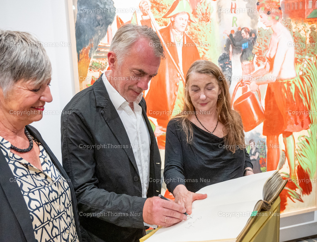 Neo-rauch-Ausstellung-museum-bensheim-art-2024025_Fotografie_Thomas_Neu | 6.7.2024, bbe, Museum Bensheim, Ausstellung Neo Rauch "im Papiergrund", hier mit Ehefrau Rosa Loy, beim Eintrag ins goldene Buch der Stadt Bensheim, linkis Bürgermeisterin Christine Klein,  Bild: Thomas Neu