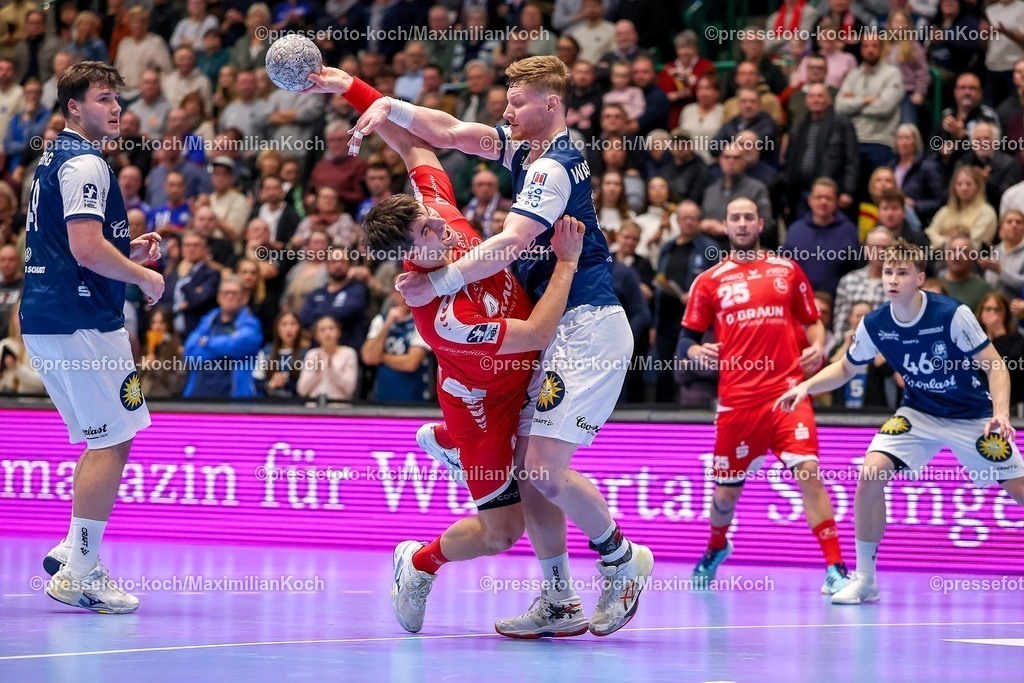 BHC18122501060 | 18.12.2025, Handball, Viertelfinale DHB-Pokal, Bergischer HC - MT Melsungen, Unihalle Wuppertal: Nikolaj Enderleit (Melsungen #04) wird von Johannes Wasielewski (BHC #77) am Kreis fest gemacht 