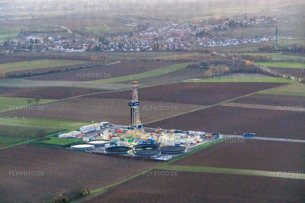 Tiefenbohrplatz V20 von Vulcan Energy im Abendlicht am Schleidberg zur Förderung von Geothermie und Lithium https://v-er.eu/de/ | Luftbild: Tiefenbohrplatz V20 von Vulcan Energy im Abendlicht am Schleidberg zur Förderung von Geothermie und Lithium https://v-er.eu/de/ in Insheim im Bundesland Rheinland-Pfalz in Deutschland. Foto: IMG_151715.jpg vom 18.11.2025 durch Werner Riehm/FLY-FOTO.de - Realisiert mit Pictrs.com