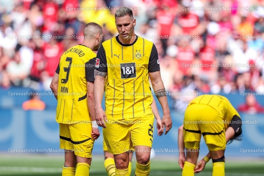 B0411052503401 | 11.05.2025, Fußball, Bayer 04 Leverkusen - Borussia Dortmund, 1. Fußball Bundesliga, 33. Spieltag, BayArena, Saison 2024 2025: Waldemar Anton (BVB #3) Niklas Süle (BVB #25) DFB regulations prohibit any use of photographs as image sequences and or quasi-video.