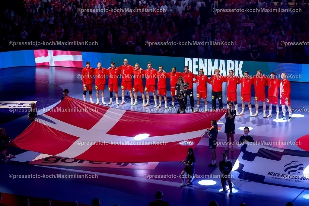 EHF22012603007 | 22.01.2026, Handball, Men's EHF EURO 2026, Frankreich - Dänemark, Jyske Bank Boxen in Herning, Dänemark, Main Round: Das dänische Team steht bei der Nationalhymne Arm in Arm zusammen.  