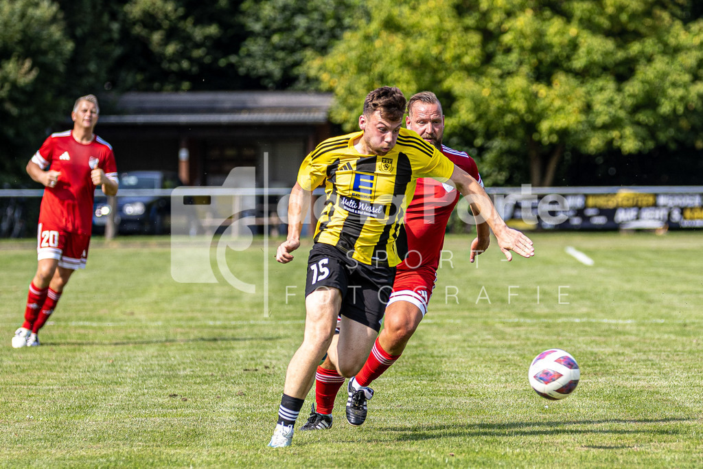 Wrestedt - Schneider_ Marten (läuft Marc Maaß davon) vs Stadensen 090825 dlP | immodelaporte-sportfotos - Realisiert mit Pictrs.com