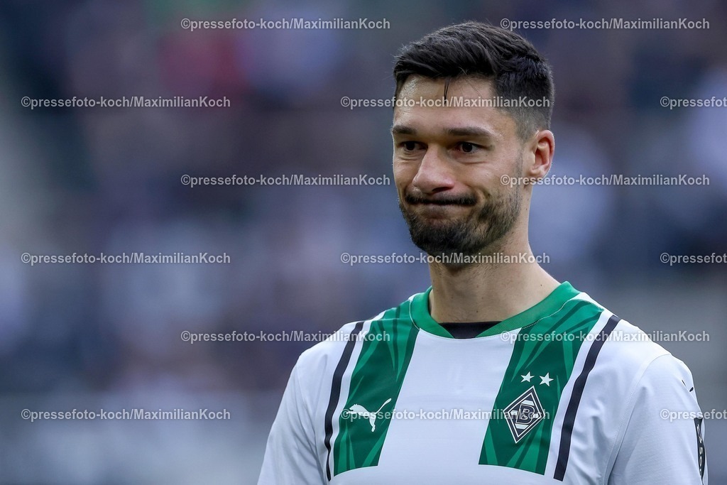 BMG21022502132 | 22.02.2025, Fußball, Borussia Mönchengladbach - FC Augsburg, 1. Fußball Bundesliga, Borussia-Park, Saison 2024 2025: Tim Kleindienst (Mönchengl. #11) unzufrieden Mimik enttäuscht EnttäuschungDFB regulations prohibit any use of photographs as image sequences and or quasi-video.
