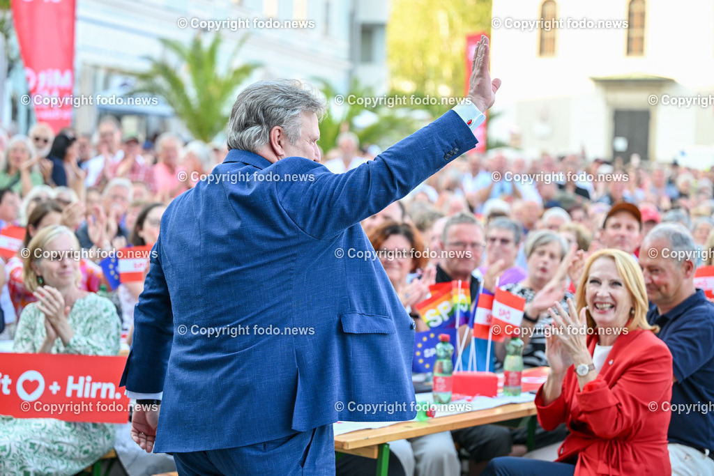 SPOe-Wahlkampfauftakt zur Nationalratswahl 2024_ 29.08.2024-31 | 29.08.2024, Linz, AUT, SPOE Wahlkampfauftakt zur Nationalratswahl 2024 in Linz im Bild Michael Ludwig (SP, Buergermeister der Stadt Wien), Doris Bures (SP, 2. Praesidentin des Nationalrates)