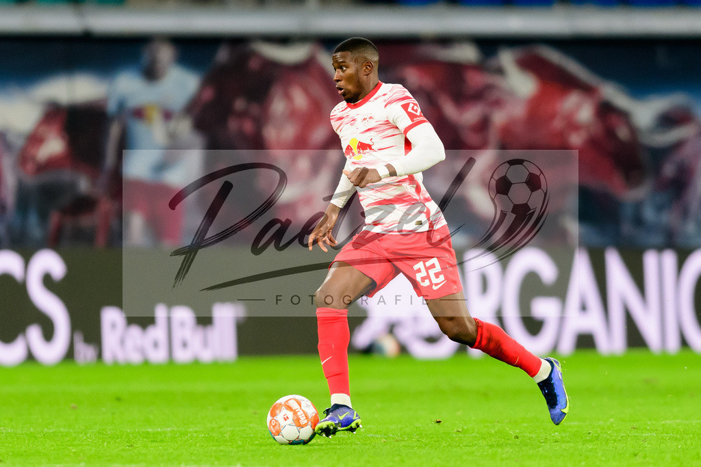RBLLEV20211128_172 | Fussball, Herren: Nordi Mukiele (RB Leipzig) in Aktion, am Ball, Einzelaktion bei dem Spiel der 1. Bundesliga zwischen RB Leipzig und Bayer 04 Leverkusen in der Red Bull Arena am 28.11.2021 in Leipzig, Deutschland.DFB / DFL REGULATIONS PROHIBIT ANY USE OF PHOTOGRAPHS AS IMAGE SEQUENCES AND/OR QUASI-VIDEO. - Realisiert mit Pictrs.com