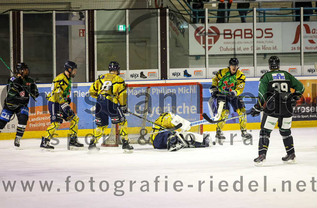 2022-12-16_064_TSV_Erding_gegen_EC_Pfaffenhofen | Erding, Deutschland, 16.12.2022:
Eishockey, Bayernliga 2022 / 2023, 21. Spieltag, TSV Erding gegen EC Pfaffenhofen, Endergebnis: 14:1

Daniel Krzizok (Erding Gladiators, #18), Anton Münzhuber (EC Pfaffenhofen, #39), Jakub Felsoci (EC Pfaffenhofen, #8), Torwart Hannes Kiefer (EC Pfaffenhofen, #30), Alex Ermakov (EC Pfaffenhofen, #15), Thomas Plihal (Erding Gladiators, #39)

Foto: Christian Riedel / fotografie-riedel.net
