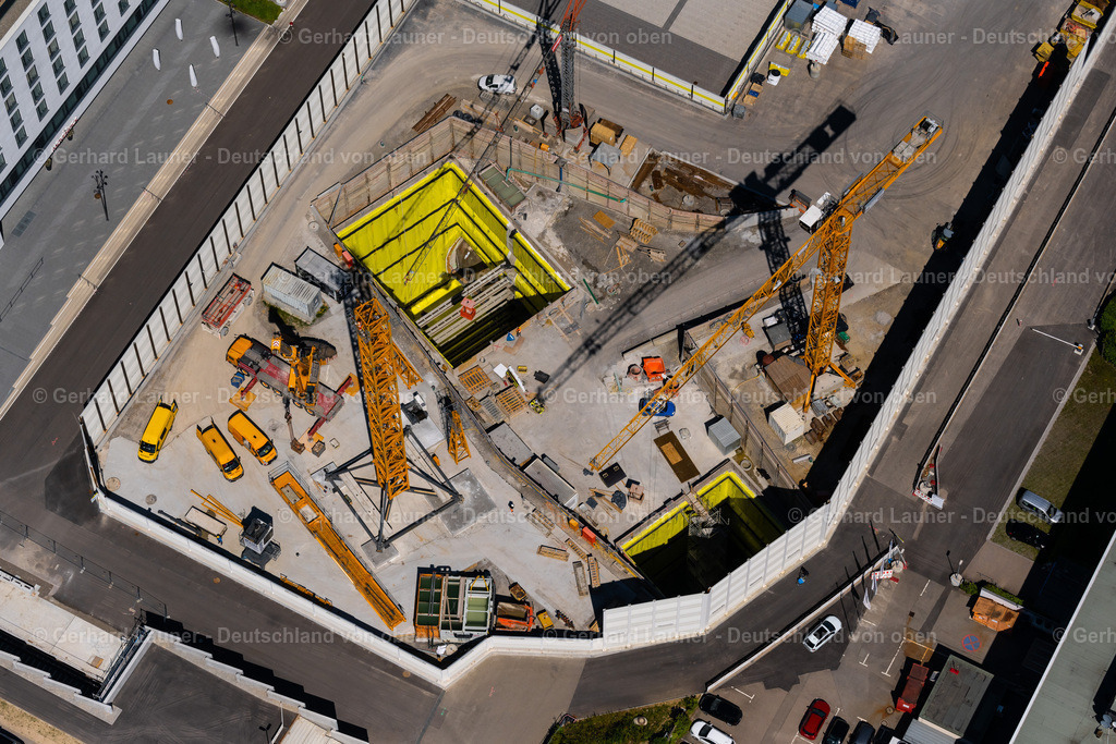 4045702 | PLIENINGEN 31.05.2021 Baustelle mit Tunnelführungsarbeiten für die Streckenführung und den Verlauf " Flughafentunnel " parallel zum Verlauf der Autobahn BAB A8 im Ortsteil Plieningen in Stuttgart im Bundesland Baden-Württemberg, Deutschland. Weiterführende Informationen bei: Ed. Züblin AG,  GBI Gackstatter Beratende Ingenieure GmbH,  Max Bögl Bauservice GmbH &amp; Co. KG,  STRABAG Real Estate GmbH,  Vössing Ingenieurgesellschaft mbH. // Construction site with tunneling work for the route and the "airport tunnel" course parallel to the course of the A8 motorway in the Plieningen district of Stuttgart in the state Baden-Wuerttemberg, Germany. Further information at: Ed. Zueblin AG,  GBI Gackstatter Beratende Ingenieure GmbH,  Max Boegl Bauservice GmbH &amp; Co. KG,  STRABAG Real Estate GmbH,  Voessing Ingenieurgesellschaft mbH. Foto: Gerhard Launer
