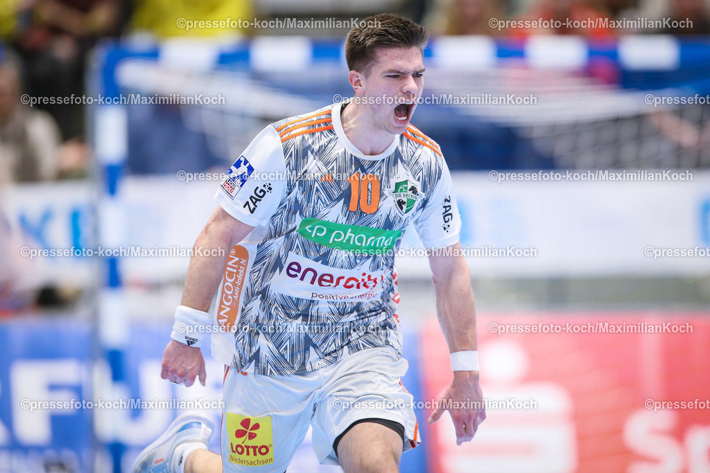 Wup1HBL24022401064 | 24.02.2024, Wuppertal, Handball, Uni-Halle, Liqui Moly Bundesliga, 23. Spieltag, Bergischer HC - TSV Hannover-Burgdorf: Renars Uscins (TSV Hannover-Burgdorf) jubelnd