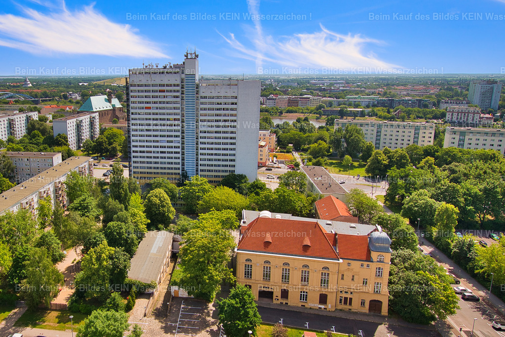 Magdeburg-Weitling-Bibliothek-Luftbild-Hochhaus-Jakobstraße-7893 | Das historische Logenhaus (gelbes Gebäude) Ferdinand zur Glückseligkeit an der Weitlingstraße aus der Luft. Das markante Gebäude hat eine wechselvolle Geschichte und dürfte vielen Magdeburgern vor allem als frühere Stadtbibliothek in Erinnerung sein.Ursprünglich wurde das Haus als Logenhaus der Freimaurerloge „Ferdinand zur Glückseligkeit“ errichtet. Nach dem Verbot der Freimaurerlogen im Jahr 1933 ging das Gebäude an die Stadt über und wurde ab 1934 als Stadtbibliothek genutzt.Fast sechs Jahrzehnte lang war die Bibliothek hier zu Hause. Erst Ende der 1990er-Jahre zog sie an ihren heutigen Standort um. Für viele Magdeburger ist das Gebäude deshalb untrennbar mit der Erinnerung an die frühere Weitling-Bibliothek verbunden.Heute erzählt das Haus gleich mehrere Kapitel Magdeburger Geschichte: Freimaurerei, nationalsozialistische Gleichschaltung, städtisches Bibliothekswesen und die Entwicklung der Innenstadt im 20. Jahrhundert. - Realisiert mit Pictrs.com