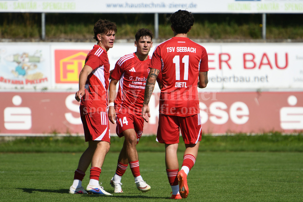 TSV Seebach : FC Amberg | Bildmitte: Lukas Semmler (TSV Seebach) Torschütze zum 1:0 mit li. Marco Aigner (TSV Seebach #8) Michael Dietl (TSV Seebach #11) - Realisiert mit Pictrs.com